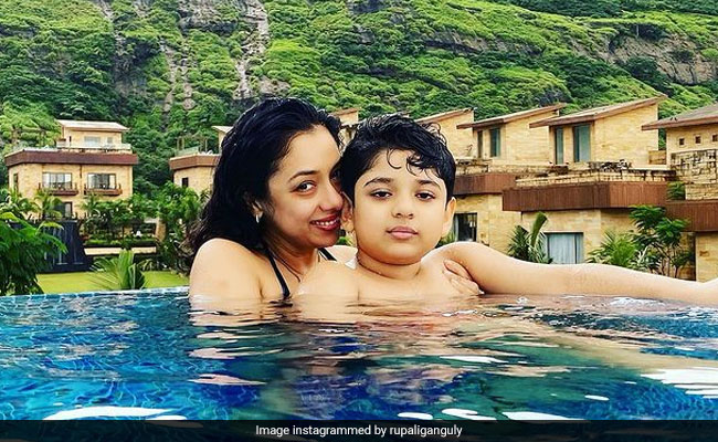 'Anupamaa' फेम रुपाली गांगुली के फोटो ने मचाया धमाल, पूल में यूं चिल करती आईं नजर
