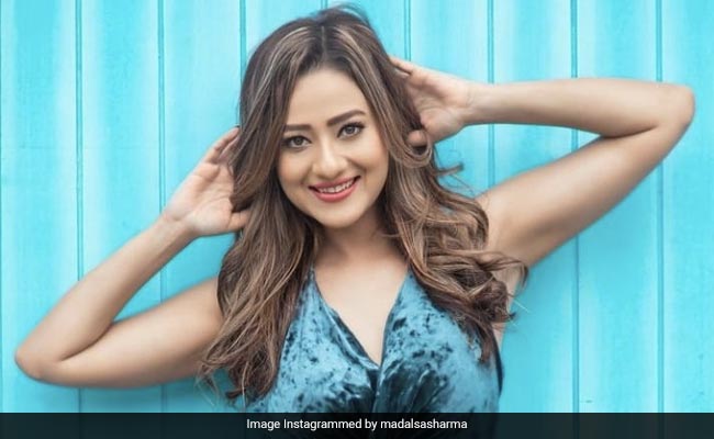 मिथुन चक्रवर्ती की बहू मदालसा शर्मा की ग्लैमरस फोटो हुई वायरल, वन पीस पहन यूं पोज देती आईं नजर....देखें photos