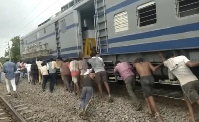 Madhya Pradesh: हद है.. तकनीकी खराबी के बाद ट्रेन वैगन को मजदूरों ने लगाया धक्का, मेन लाइन से दूसरे ट्रैक तक पहुंचाया