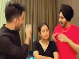 नेहा कक्कड़ ने भाई और पति के साथ ‘तुम तो ठहरे परदेसी’ गाने पर किया डांस, बार-बार देखा जा रहा Video नेहा कक्कड़ ने भाई और पति के साथ ‘तुम तो ठहरे परदेसी’ गाने पर किया डांस, बार-बार देखा जा रहा Video