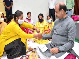 रक्षाबंधनः लोकसभा अध्यक्ष ने कोरोना में अपनों को खो चुकी महिलाओं से बंधवाई राखी, समस्याएं भी सुनी रक्षाबंधनः लोकसभा अध्यक्ष ने कोरोना में अपनों को खो चुकी महिलाओं से बंधवाई राखी, समस्याएं भी सुनी