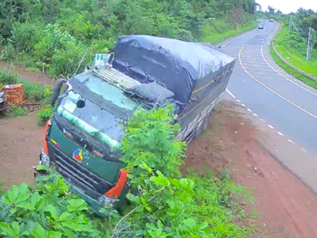 तेज रफ्तार में जा रहा था सामान से भरा ट्रक, बीच सड़क में पलटा