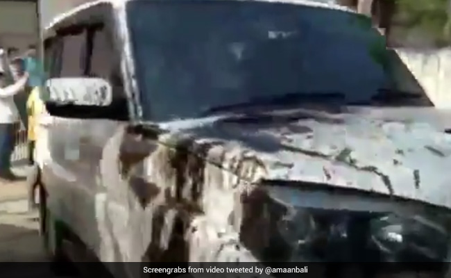 UP: कृषि कानूनों का विरोध कर रही भीड़ का BJP विधायक के काफिले पर हमला, कार पर फेंका कीचड़.. शीशे तोड़े