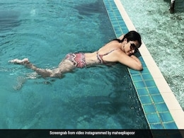 संजय कपूर की पत्नी महीप कपूर पूल में यूं चिल करती आईं नजर, ग्लैमरस अंदाज देख फैन्स के उड़े होश संजय कपूर की पत्नी महीप कपूर पूल में यूं चिल करती आईं नजर, ग्लैमरस अंदाज देख फैन्स के उड़े होश