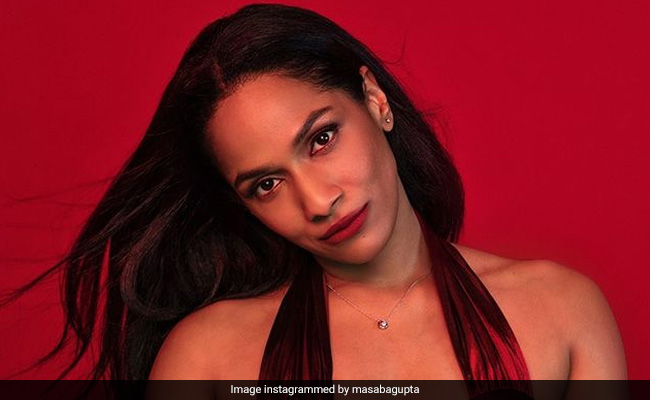 Masaba Gupta's style: मसाबा की तरह डेनिम के साथ कैरी करें साटन क्रॉप टॉप, तो आप भी बन जाएंगी पार्टी की शो स्‍टॉपर