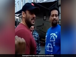 रूस में सलमान खान को देखने पहुंचे फैन्स, लोग बोले- 'टाइगर है तो पब्लिक होगी ही'- देखें Video रूस में सलमान खान को देखने पहुंचे फैन्स, लोग बोले- 'टाइगर है तो पब्लिक होगी ही'- देखें Video