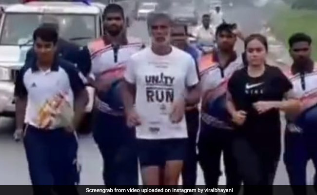 मिलिंद सोमन करेंगे 450 किमी पैदल ट्रैवल, दादर से शुरू किया सफर...देखें वायरल Video