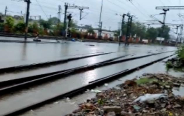 कुछ ही घंटों की बारिश से पानी-पानी हुई दिल्ली, कई जगहों पर जलभराव की स्थिति, देखें VIDEO