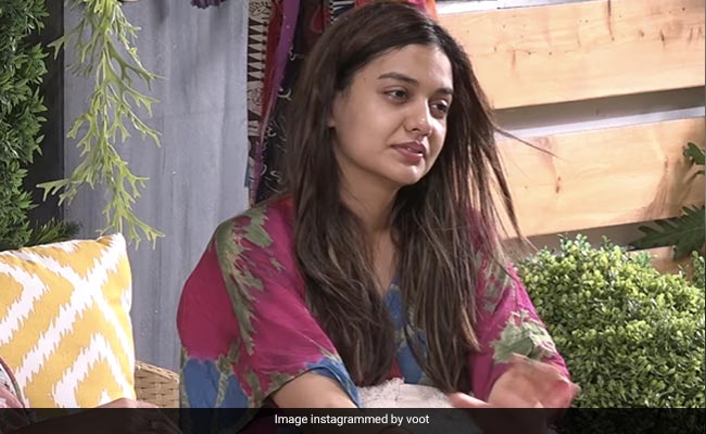 <I>Bigg Boss OTT</i>: Divya Agarwal Was Pinned Down During Task, Boyfriend Varun Sood Posts Angry Tweet