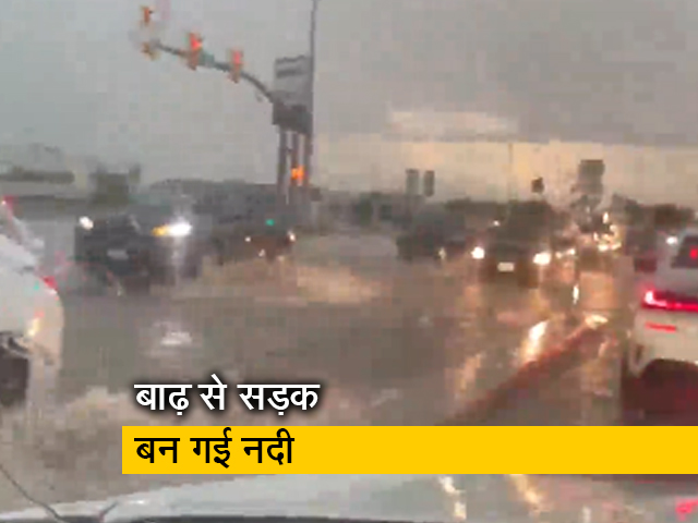 बाढ़ आने पर सड़कों पर नदियों की तरह बहता दिखा पानी