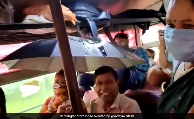 बस की छत के नीचे छतरी, यात्री भीगे, भीगे गठरी : अखिलेश यादव ने शेयर किया VIDEO