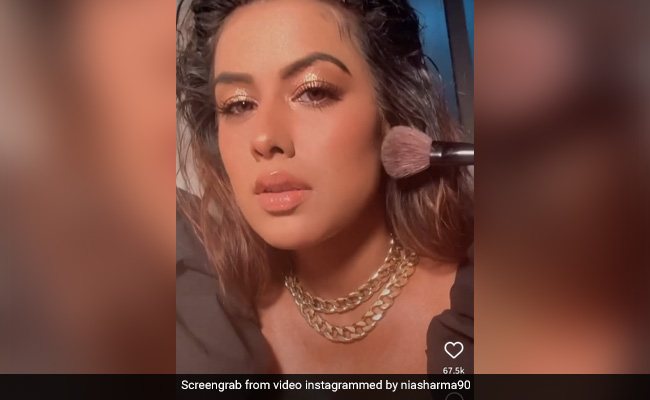 Nia Sharma ने मेकअप करते हुए दिए यूं एक्सप्रेशन, फैन्स के आए मजेदार रिएक्शन...Video वायरल