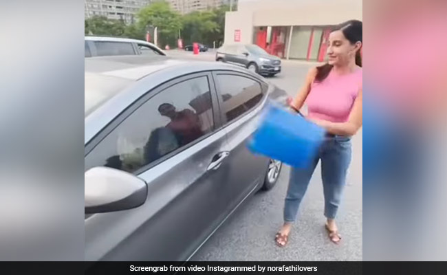 गुस्से से लाल नोरा फतेही ने गाड़ी के ऊपर फेंका पानी, बीच रोड़ पर लगीं चिल्लाने- देखें Video