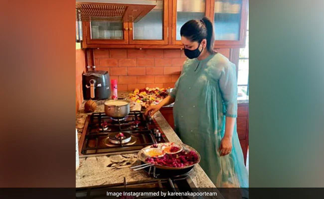 kareena kapoor की गृह प्रवेश की तस्वीरें हुईं वायरल, किचन में खीर बनाती नजर आईं बेबो- देखें Photos 