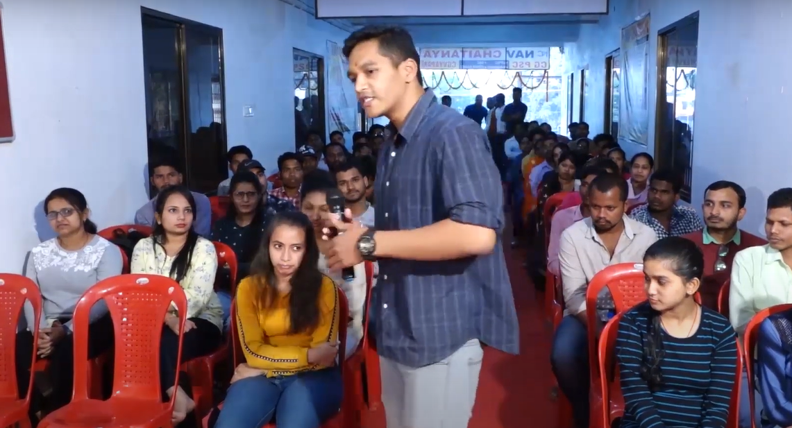 दंतेवाड़ा को नई पहचान दिलाने के लिए दिन में सिविल सर्वेंट और रात में 'रैपर' बन जाते हैं तहसीलदार सौरभ