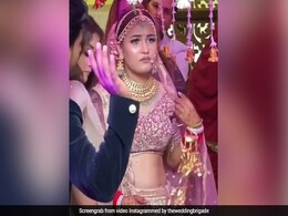 दुल्हन ने स्टेज पर एंट्री करने से पहले किया गजब तमाशा, गुस्से में बोली- पहले लगाओ मेरा वाला गाना तभी होगी शादी - देखें Video दुल्हन ने स्टेज पर एंट्री करने से पहले किया गजब तमाशा, गुस्से में बोली- पहले लगाओ मेरा वाला गाना तभी होगी शादी - देखें Video