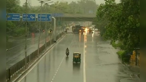 Delhi Rains: यूपी, दिल्ली में झमाझम बारिश,  हरियाणा-राजस्थान में गिरे ओले, आंधी-तूफान और बिजली कड़कने से बदला मौसम