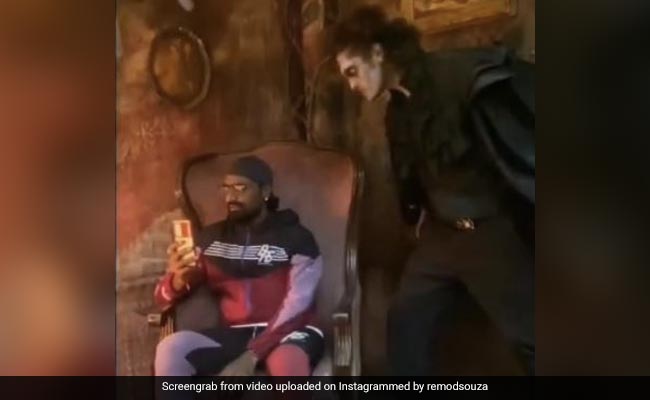 रेमो डीसूजा मोबाइल में थे व्यस्त, पास ही खड़ा था भूत- Video में देखें खौफनाक मंजर