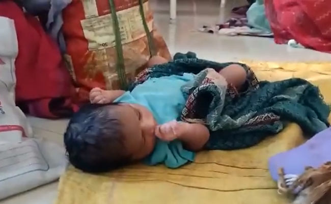 MP में अस्पतालों की खस्ता हालात : मोबाइल की रोशनी में हो रहे हैं प्रसव, जमीन पर लेटे हैं जच्चा-बच्चा