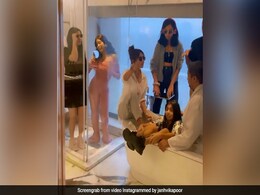 जान्हवी कपूर ने ‘अक्सा गैंग’ के साथ मचाया धमाल, कयामत कयामत गाने पर यूं किया यूनिक डांस...देखें Video जान्हवी कपूर ने ‘अक्सा गैंग’ के साथ मचाया धमाल, कयामत कयामत गाने पर यूं किया यूनिक डांस...देखें Video