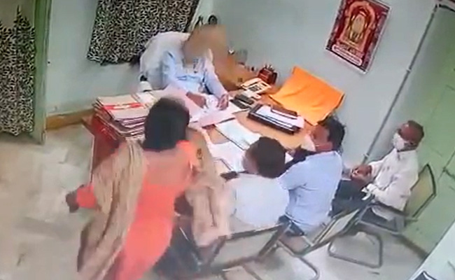 महिला अधिकारी ने अपने वरिष्‍ठ अफसर के चेहरे पर फेंकी रेत,  घटना CCTV में कैद