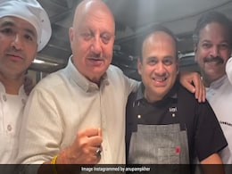 अनुपम खेर ने न्यूयार्क में प्रियंका चोपड़ा के रेस्टोरेंट में किया डिनर, एक्ट्रेस ने यूं जताया आभार- देखें Photos और Video अनुपम खेर ने न्यूयार्क में प्रियंका चोपड़ा के रेस्टोरेंट में किया डिनर, एक्ट्रेस ने यूं जताया आभार- देखें Photos और Video