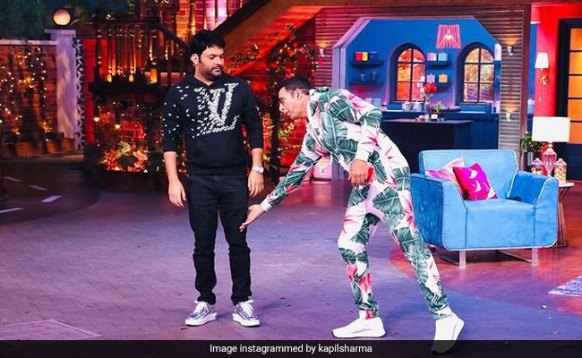 The Kapil Sharma Show: कपिल शर्मा का पैर छूते दिखे अक्षय कुमार, खूब वायरल हो रही Photo