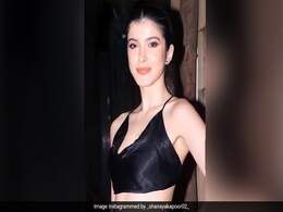 शनाया कपूर ने वनपीस में शेयर किया वीडियो, बहन की शादी में यूं ग्लैमरस अवतार में आईं नजर  शनाया कपूर ने वनपीस में शेयर किया वीडियो, बहन की शादी में यूं ग्लैमरस अवतार में आईं नजर