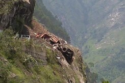 13 Dead In Himachal Pradesh Landslide, 25-30 Missing As Vehicles Trapped 13 Dead In Himachal Pradesh Landslide, 25-30 Missing As Vehicles Trapped