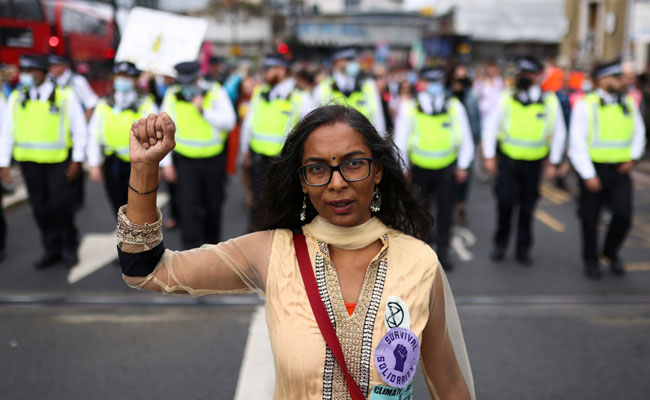 UK Police Warn Climate Protestors After Iconic Bridge Blocked