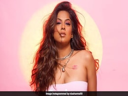 निया शर्मा ने ट्यूब टॉप में दिए किलर पोज, बॉडी पर लिपस्टिक के निशान देख हैरान हुए फैन्स...देखें Photos निया शर्मा ने ट्यूब टॉप में दिए किलर पोज, बॉडी पर लिपस्टिक के निशान देख हैरान हुए फैन्स...देखें Photos