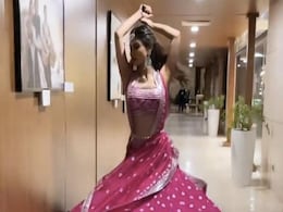 मौनी रॉय ने गुलाबी लहंगे में ‘अंबरसरिया’ गाने पर दिखाई अपनी क्यूट अदाएं, जमकर वायरल हो रहा Video मौनी रॉय ने गुलाबी लहंगे में ‘अंबरसरिया’ गाने पर दिखाई अपनी क्यूट अदाएं, जमकर वायरल हो रहा Video