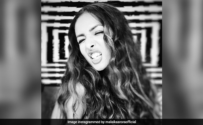 मलाइका अरोड़ा ने किलर लुक के साथ शेयर की ब्लैक एंड व्हाइट Photo, अर्जुन कपूर का यूं आया कमेंट