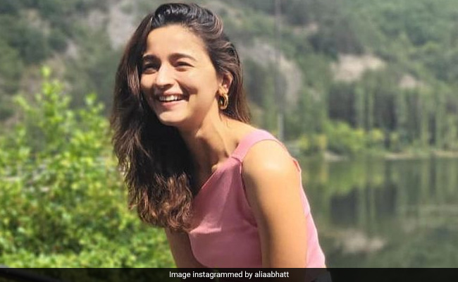 आलिया भट्ट खूबसूरत नदियों-पहाड़ों का यूं मजा लेती आईं नजर, वायरल हुई Photos