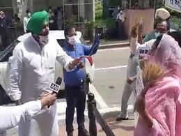 VIDEO: संसद के बाहर अकाली दल की हरसिमरत कौर बादल और कांग्रेस के रवनीत बिट्टू के बीच हुई तीखी बहस VIDEO: संसद के बाहर अकाली दल की हरसिमरत कौर बादल और कांग्रेस के रवनीत बिट्टू के बीच हुई तीखी बहस