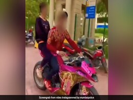 Barbie Doll वाली बाइक पर स्टंट कर रहे थे दो लड़के, मुंबई पुलिस ने खुश होकर दिया ऐसा ईनाम ! - देखें Video Barbie Doll वाली बाइक पर स्टंट कर रहे थे दो लड़के, मुंबई पुलिस ने खुश होकर दिया ऐसा ईनाम ! - देखें Video