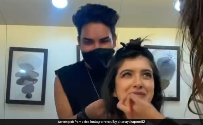 शनाया कपूर ने Vanity Room से शेयर किया वीडियो, यूं तैयार होती नजर आईं एक्ट्रेस...देखें Video