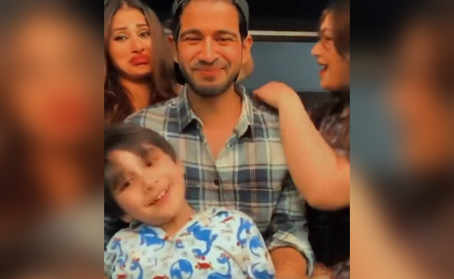 मौनी रॉय ने BFF संग माधुरी दीक्षित के गाने ‘अंखियां मिलाऊं’ पर यूं की जमकर मस्ती, देखें वायरल Video