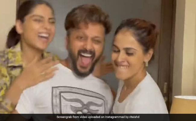 रितेश देशमुख ने पत्नी जेनेलिया संग 'दो घूंट मुझे भी पिला दे' सॉन्ग पर किया धमाकेदार डांस, Video हुआ वायरल रितेश देशमुख ने पत्नी जेनेलिया संग 'दो घूंट मुझे भी पिला दे' सॉन्ग पर किया धमाकेदार डांस, Video हुआ वायरल