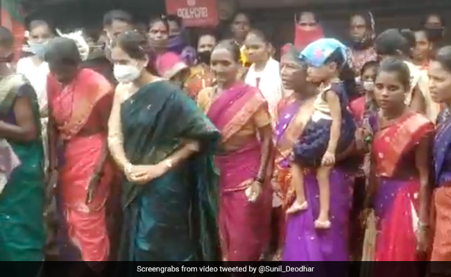 Union Minister Bharti Pawar Dances With Tribals During "Jan Ashirwad Yatra"