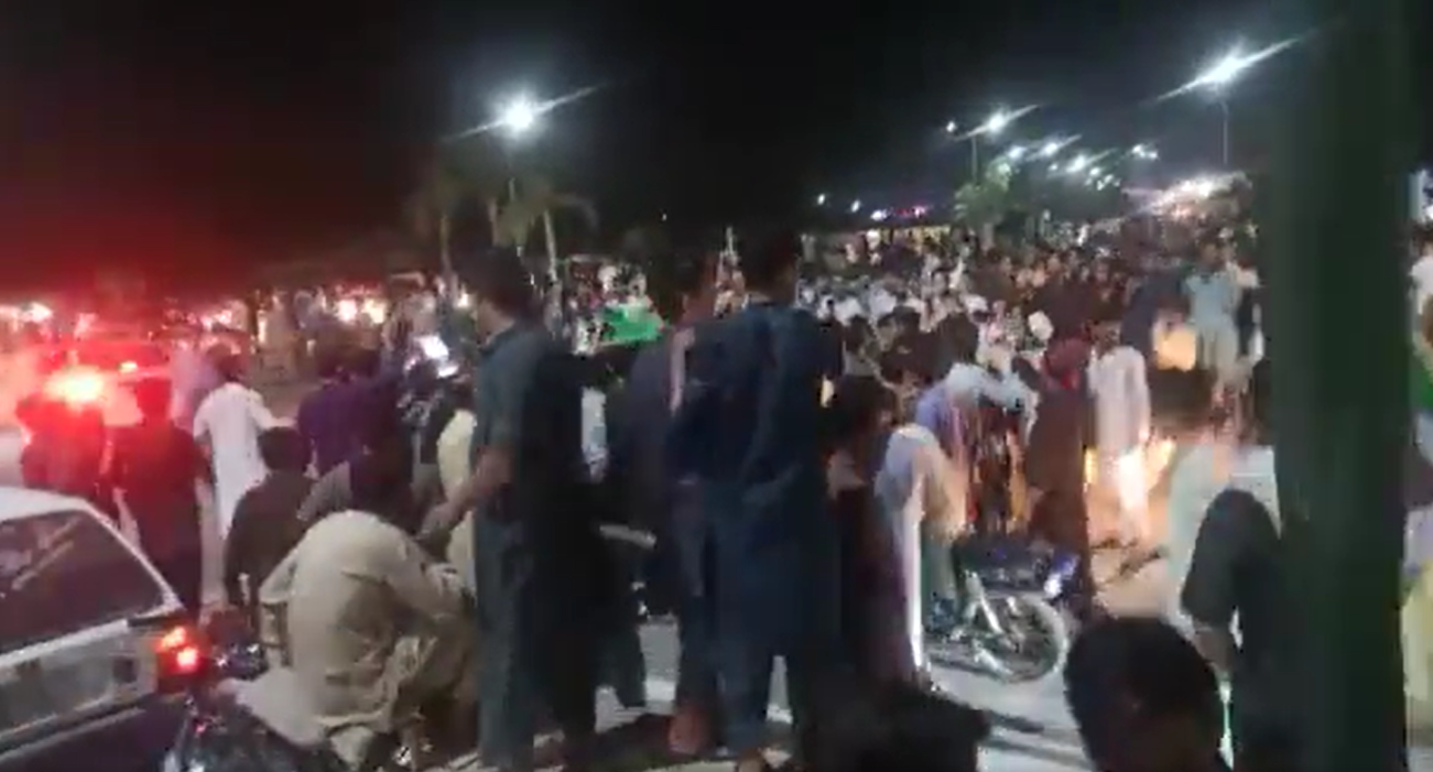 बीच सड़क पर पाकिस्तान में अपनी आज़ादी मना रहे हैं अफगानिस्तान के लोग, लोगों ने कहा- हमारे देश में मत मनाओ बीच सड़क पर पाकिस्तान में अपनी आज़ादी मना रहे हैं अफगानिस्तान के लोग, लोगों ने कहा- हमारे देश में मत मनाओ