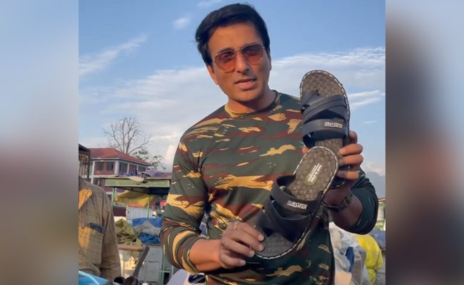 Sonu Sood श्रीनगर की दुकान में बेचते दिखे जूते-चप्पल, बोले- मेरा नाम लो और 20% की छूट पाओ...देखें Video