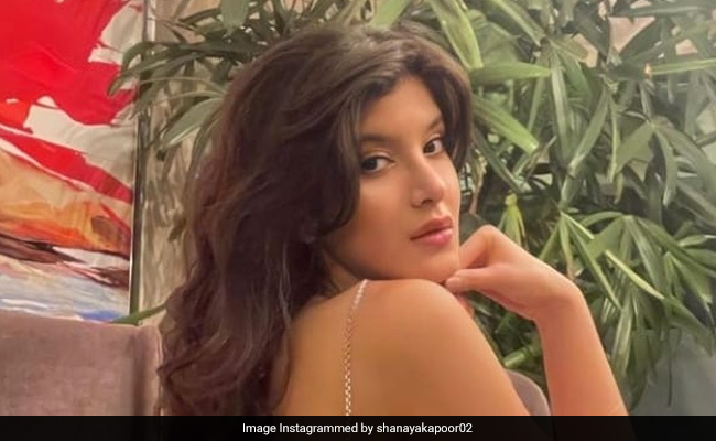 शनाया कपूर की ग्लैमरस अदाओं के दीवाने हुए फैन्स, Video जमकर हो रहा वायरल