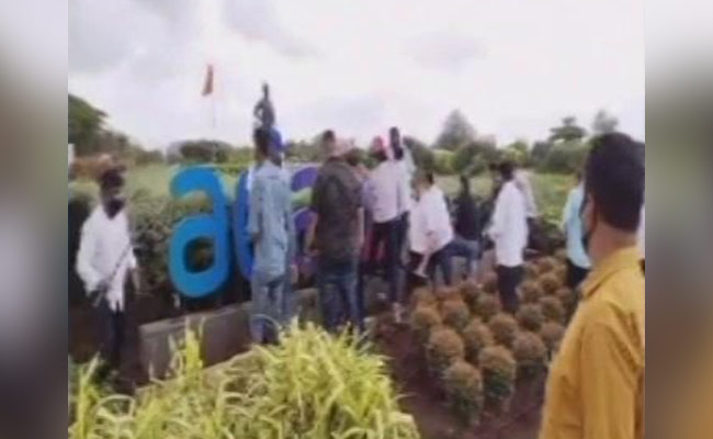 'अडानी एयरपोर्ट' पर भड़की शिवसेना, पार्टी कार्यकर्ताओं ने हंगामा कर तोड़ डाला साइन बोर्ड