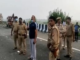 ईस्टर्न पेरिफेरल एक्सप्रेस-वे पर बस की ट्रक से भिड़ंत, महिला की मौत, 14 यात्री घायल ईस्टर्न पेरिफेरल एक्सप्रेस-वे पर बस की ट्रक से भिड़ंत, महिला की मौत, 14 यात्री घायल