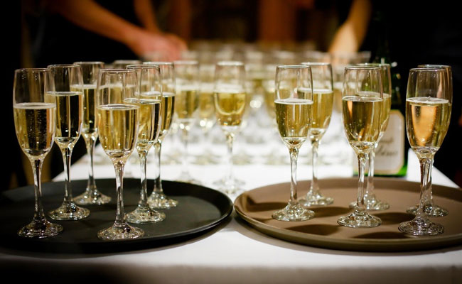 2.5 मिलियन डॉलर में शख्स ने खरीदी शैंपेन की बोतल, जानिए आखिर क्या है इसमें अनोखी बात