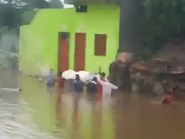 VIDEO : कमर तक भरे पानी में अर्थी को कंधा देने के लिए मजबूर हुए लोग, MP में बाढ़ से बिगड़े हालात VIDEO : कमर तक भरे पानी में अर्थी को कंधा देने के लिए मजबूर हुए लोग, MP में बाढ़ से बिगड़े हालात