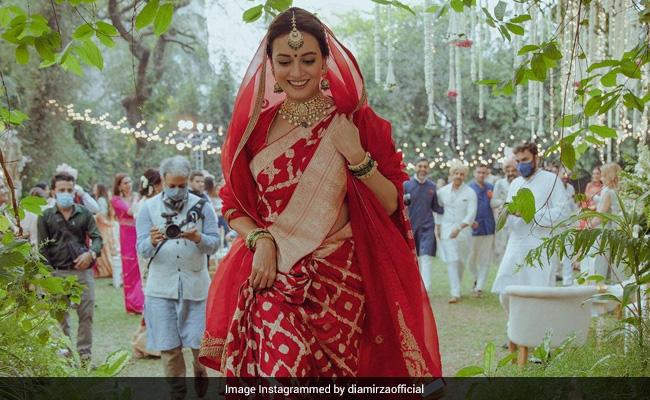 Dia Mirza Is The Happiest Bride In Her Wedding Throwback. Can You Spot Vaibhav Rekhi?