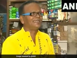 Kolkata Stall Owner Serves Fresh <i>Chai</i> With Melodious Kishore Kumar Songs