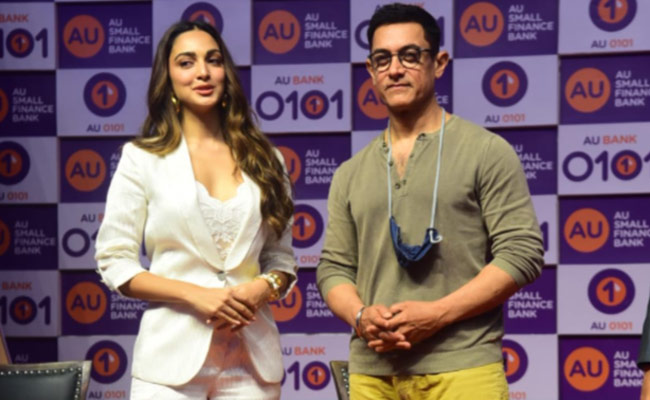 Viral: Aamir Khan Helps Struggling Kiara Advani Take Her Mask Off On Stage